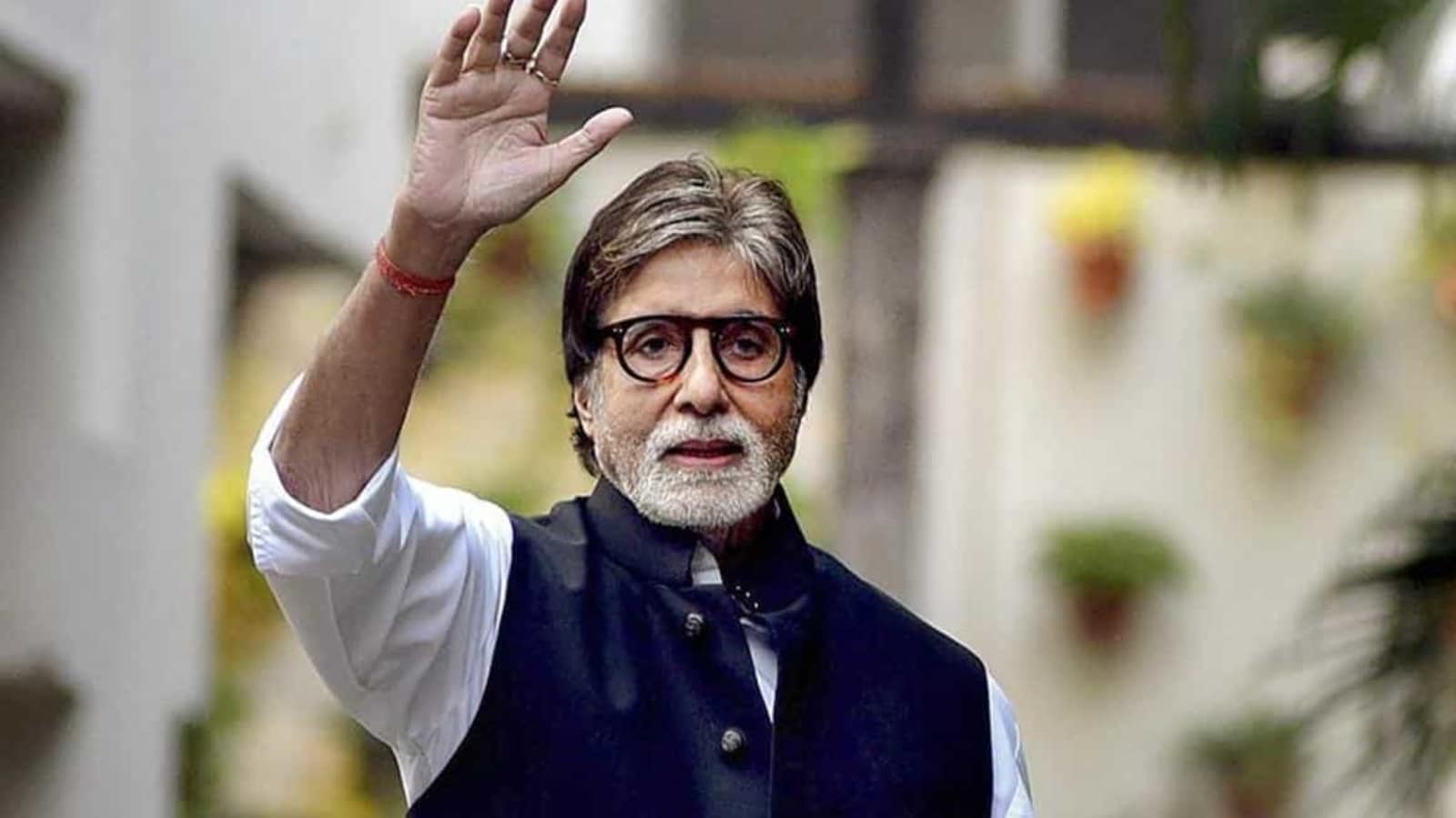 amitabh-turns-79-wishes-pour-in-on-social-media