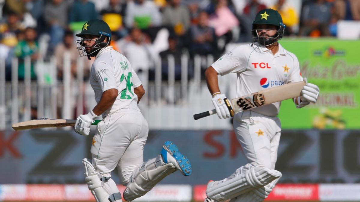 australia-pick-two-wickets-after-tea-to-leave-pakistan-reeling-at-132-2