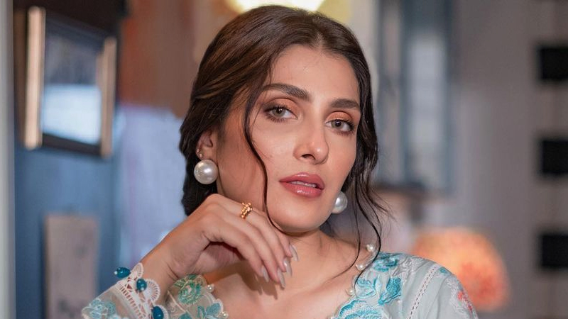 ayeza-khan-questioned-for-posting-her-vaccination-certificate