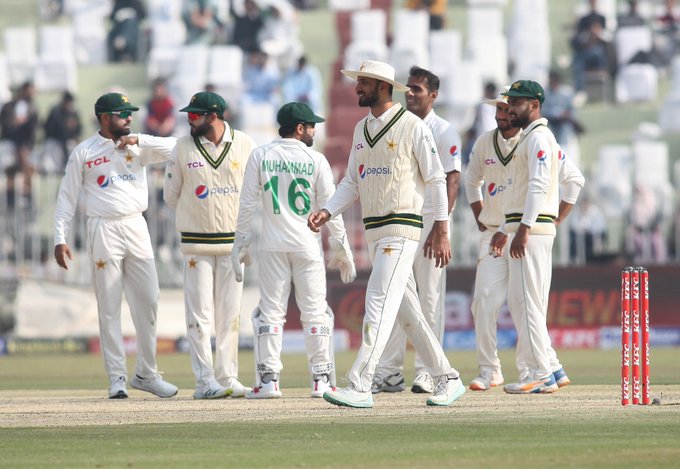 eng-vs-pak-england-all-out-for-657-in-first-innings