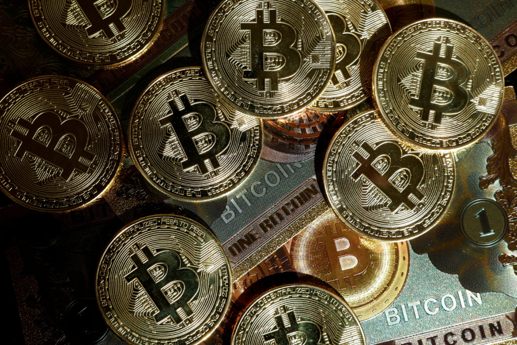 gold-crashes-5-7-as-bitcoin-soars-to-114-000-a-striking-market-divergence