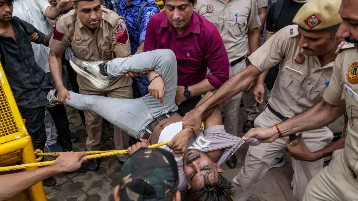 indias-cockroach-movement-demands-ministers-resignation