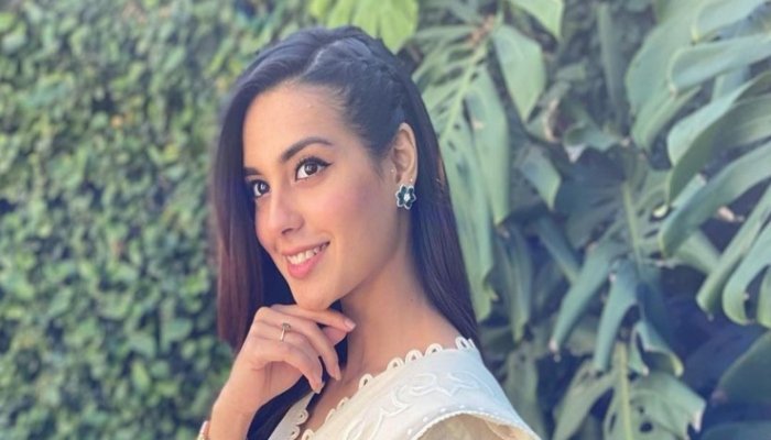 iqra-aziz-shares-rare-morning-selfie-with-son-kabir-hussain