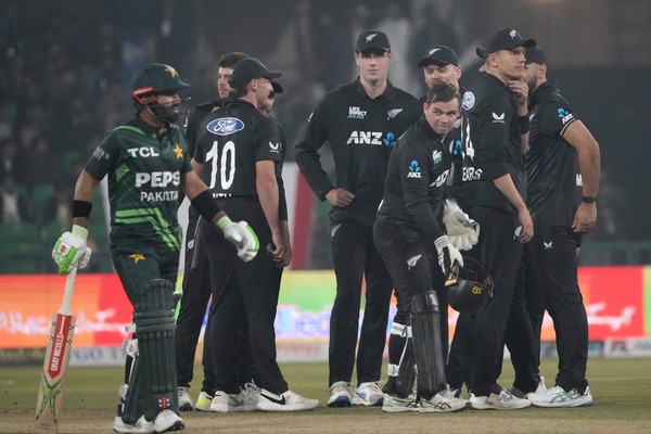 new-zealand-crush-pakistan-in-1st-t20i-with-9-wicket-victory