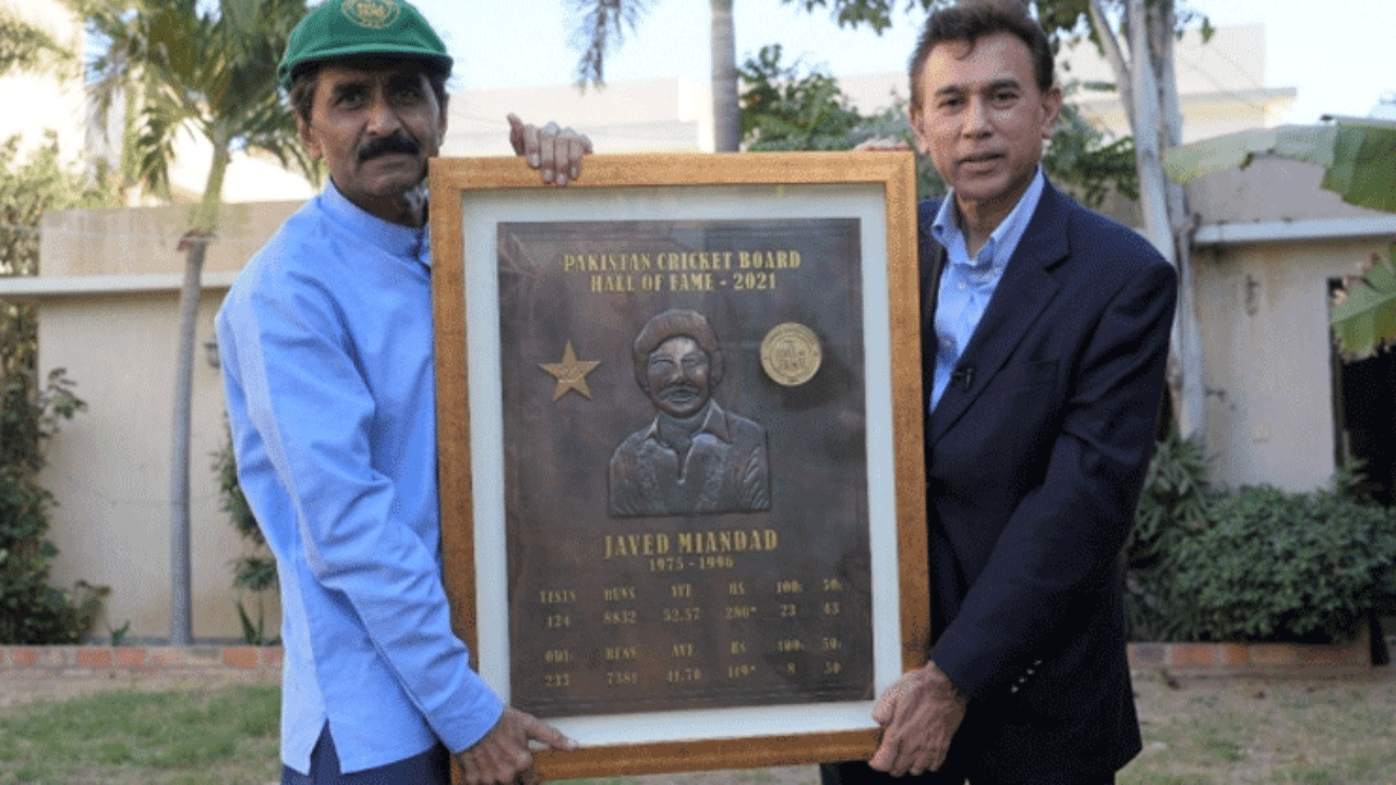 pcb-formally-inducts-javed-miandad-into-the-hall-of-fame