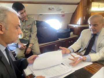 pm-conducts-meeting-on-karachi-economy-during-flight