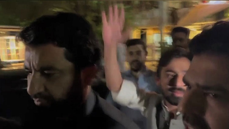 pml-n-activists-attack-qasim-suri-at-hotel-in-islamabad