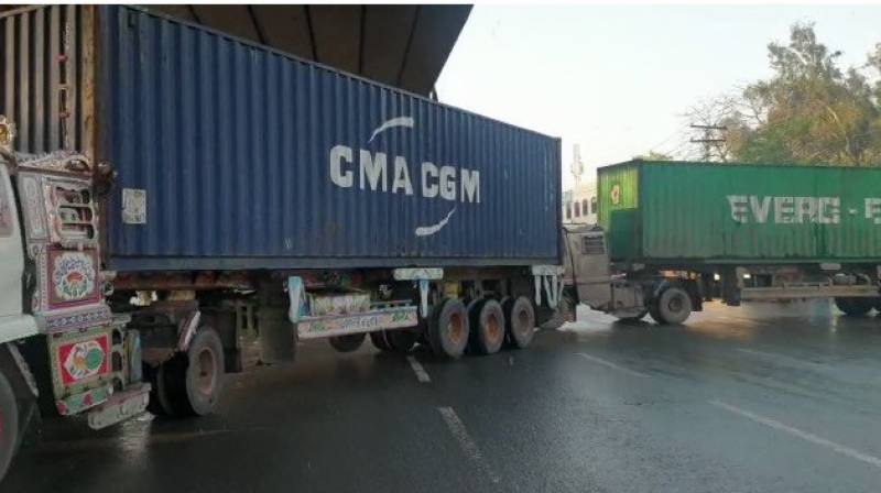 police-swoop-on-pti-leaders-ahead-of-minar-e-pakistan-rally-tonight