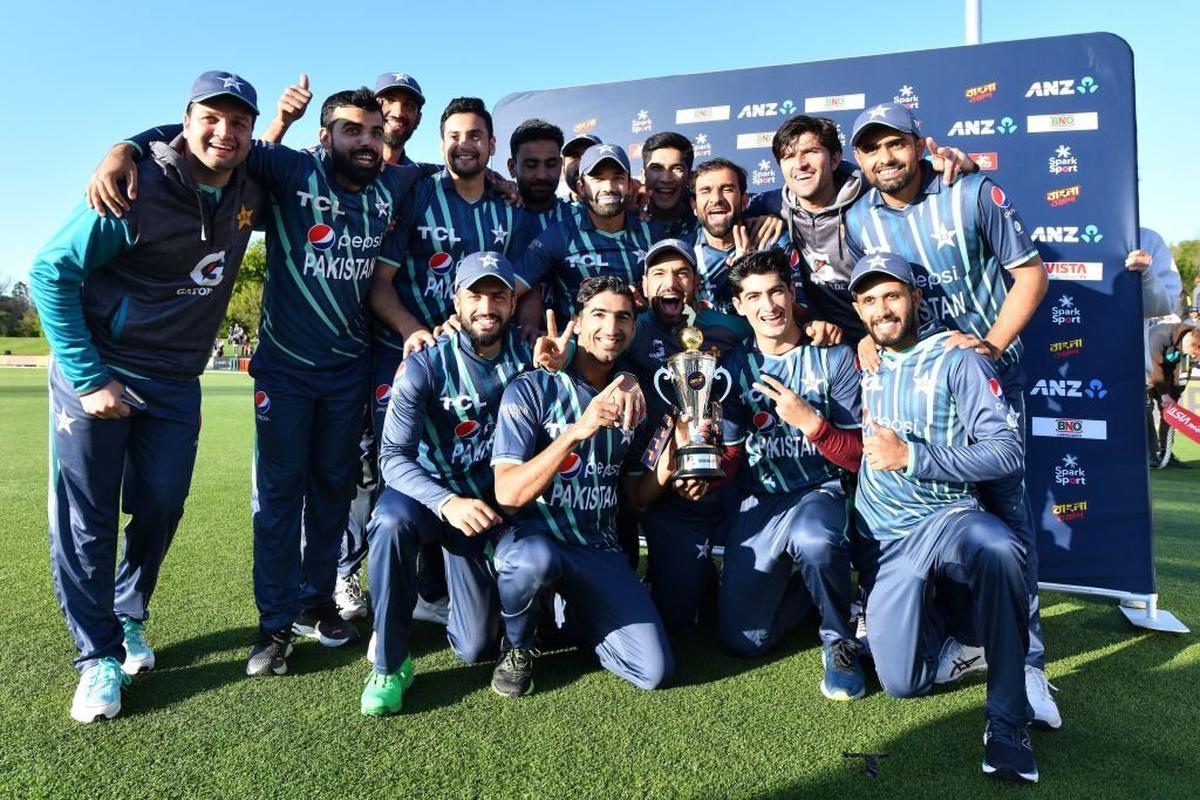 tri-series-pakistan-beat-new-zealand-by-5-wickets-to-lift-tri-nation-trophy
