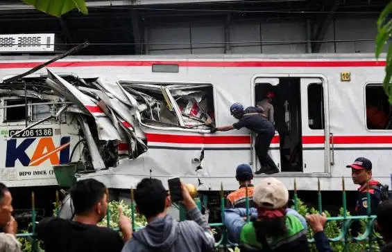 two-trains-collide-in-indonesia-killing-14-and-injuring-84