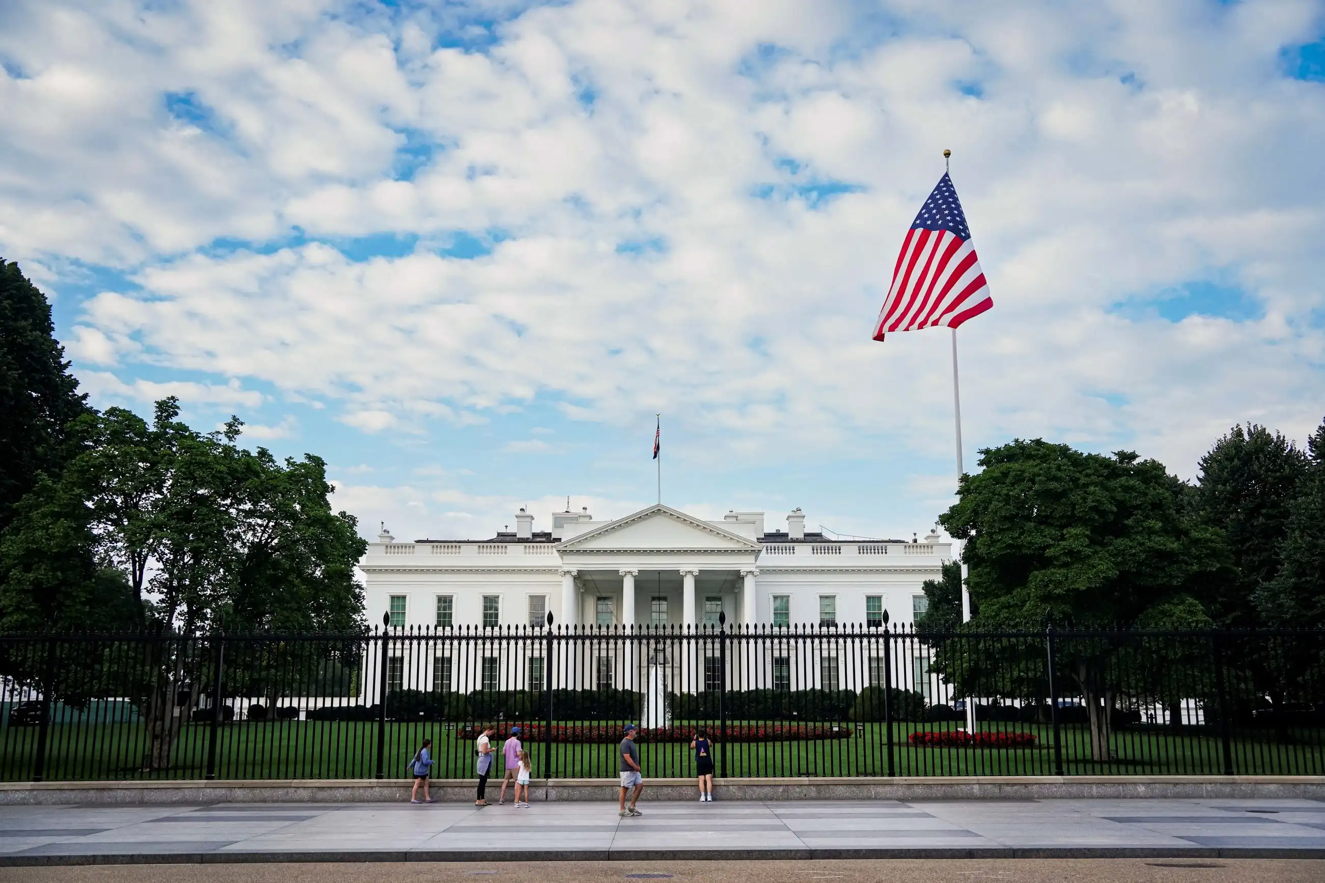 white-house-staff-instructed-to-avoid-placing-bets-on-prediction-markets