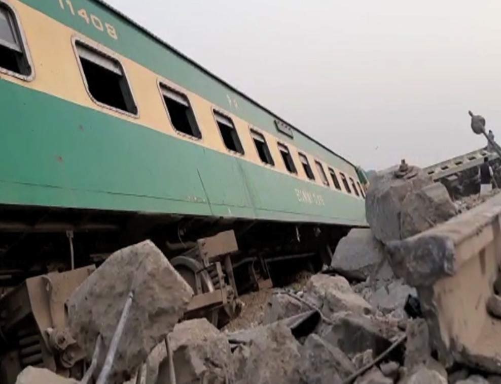 woman-killed-several-injured-as-karachi-express-derails