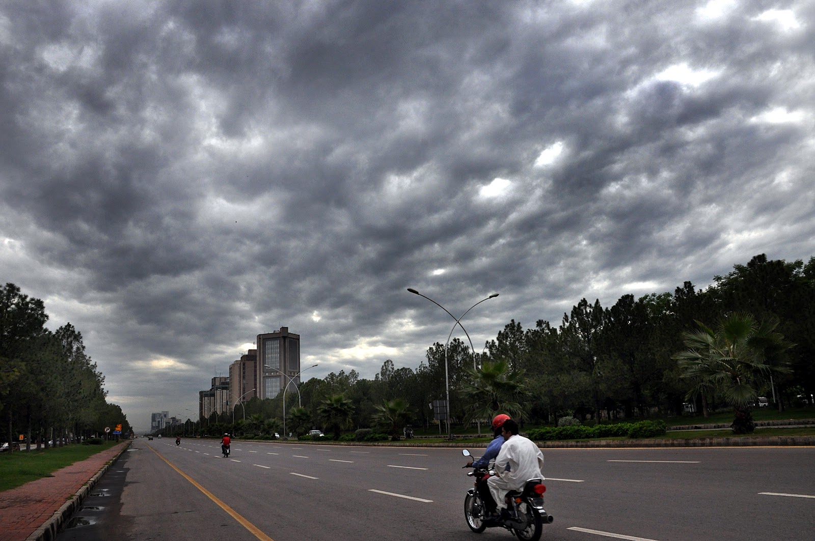 rain-break-heat-spell-in-lahore-leaves-several-areas-without-power