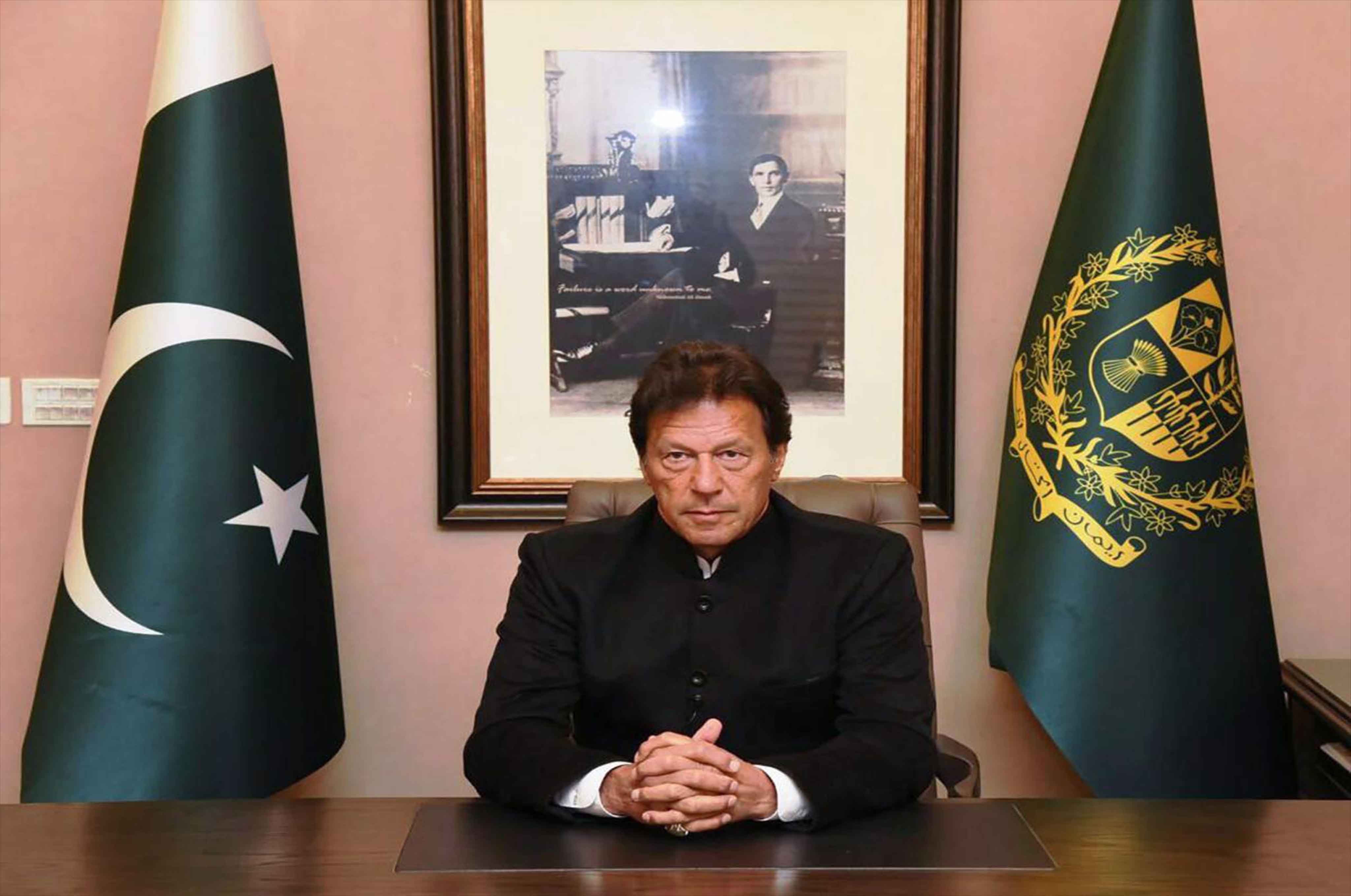 pm-imran-decides-not-to-issue-a-green-passport-to-pakistani-diplomats