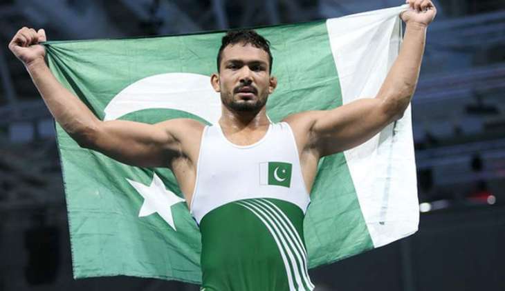 gold-medalist-inam-butt-given-warm-welcome-at-lahore-airport