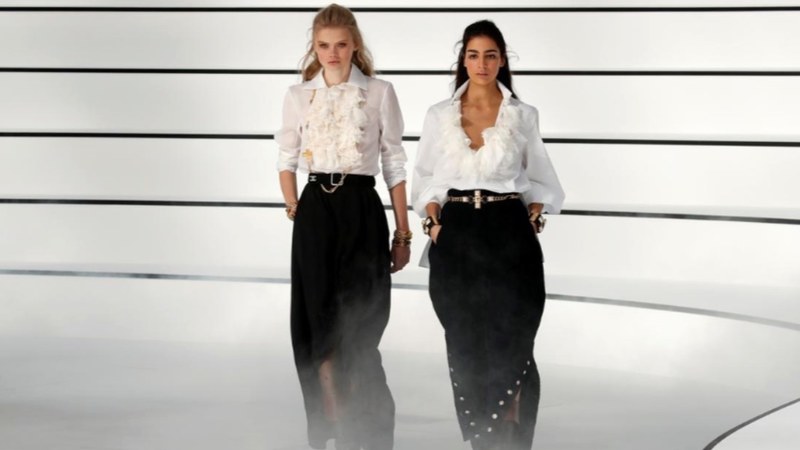 chanel-swaps-skirts-for-jodhpurs-at-paris-fashion-week