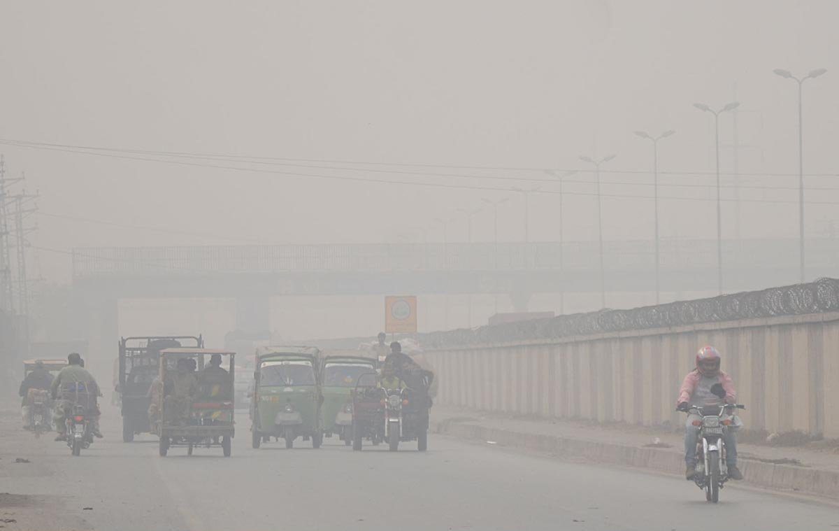 fog-envelops-lahore-sialkot-motorway-and-seven-hurt-in-pile-up