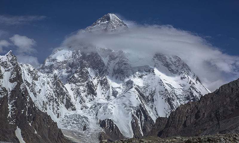 avalanche-gusty-winds-hamper-climbers-k2-ascent