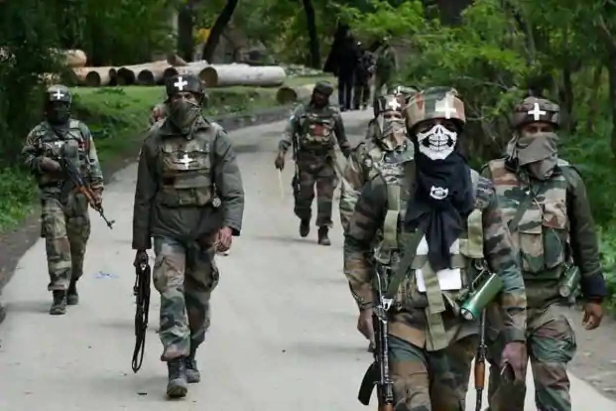 indian-troops-arrest-over-half-a-dozen-youth-in-iiojk