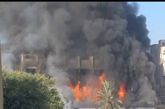 more-fire-trucks-called-in-as-factory-fire-rages-on-in-karachi