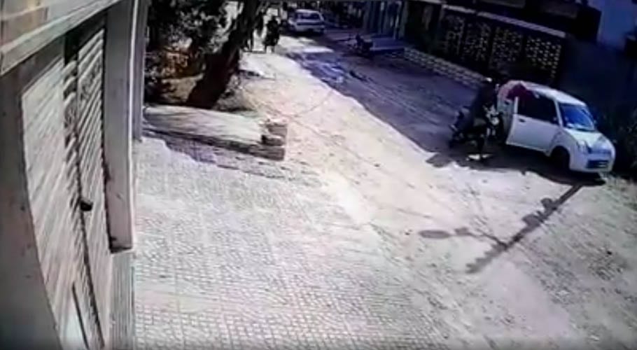 street-criminals-in-the-garb-of-food-delivery-riders-loot-a-citizen-in-karachi